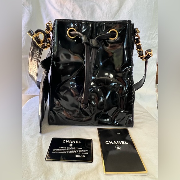 ✨Authentic Chanel Vintage Drawstring CC Bucket Patent Leather Bag✨ - Picture 3 of 16